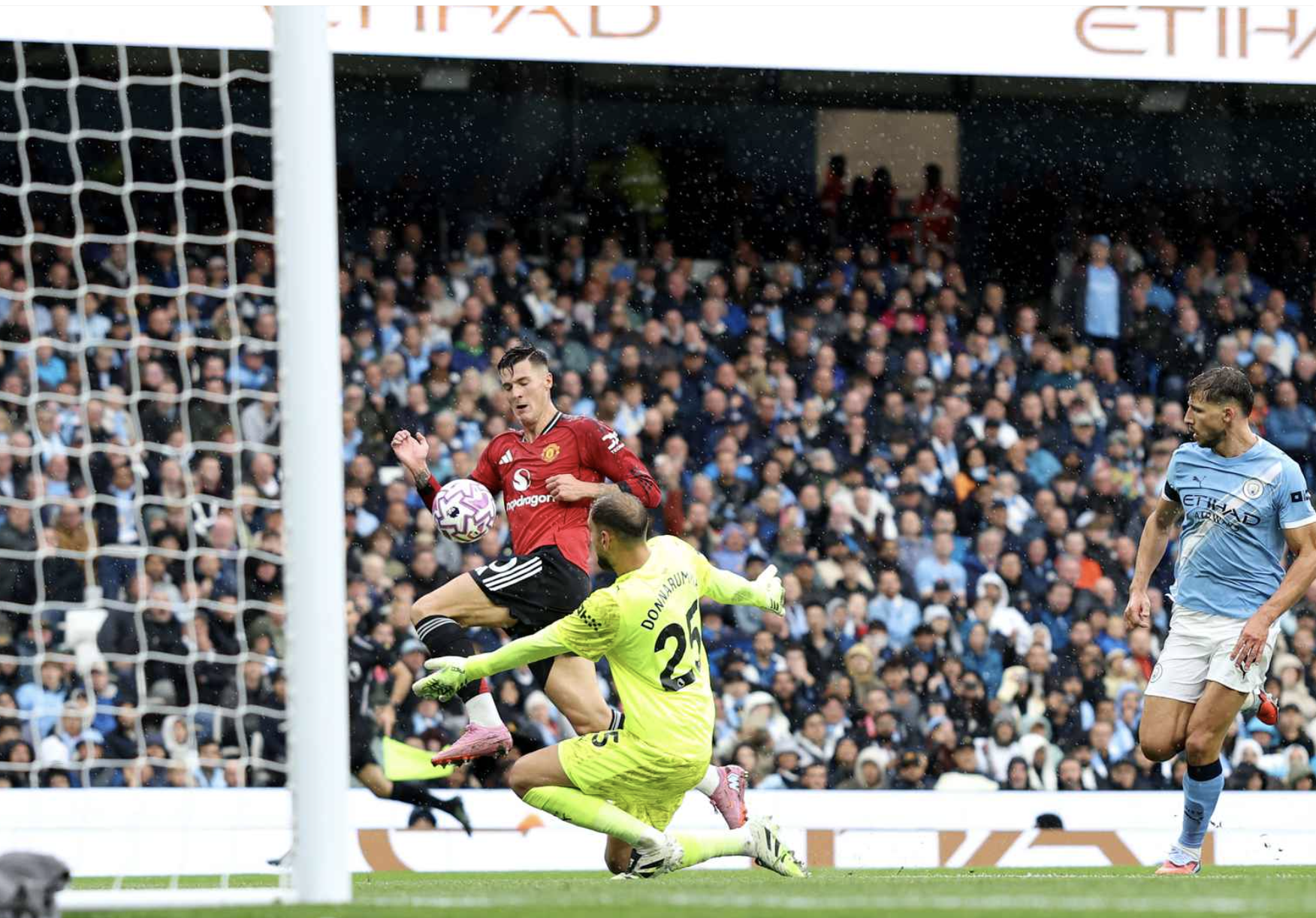 Haaland hủy diệt trận derby Manchester, Amorim kh&oacute; giữ ghế ở Man United - Ảnh 5.