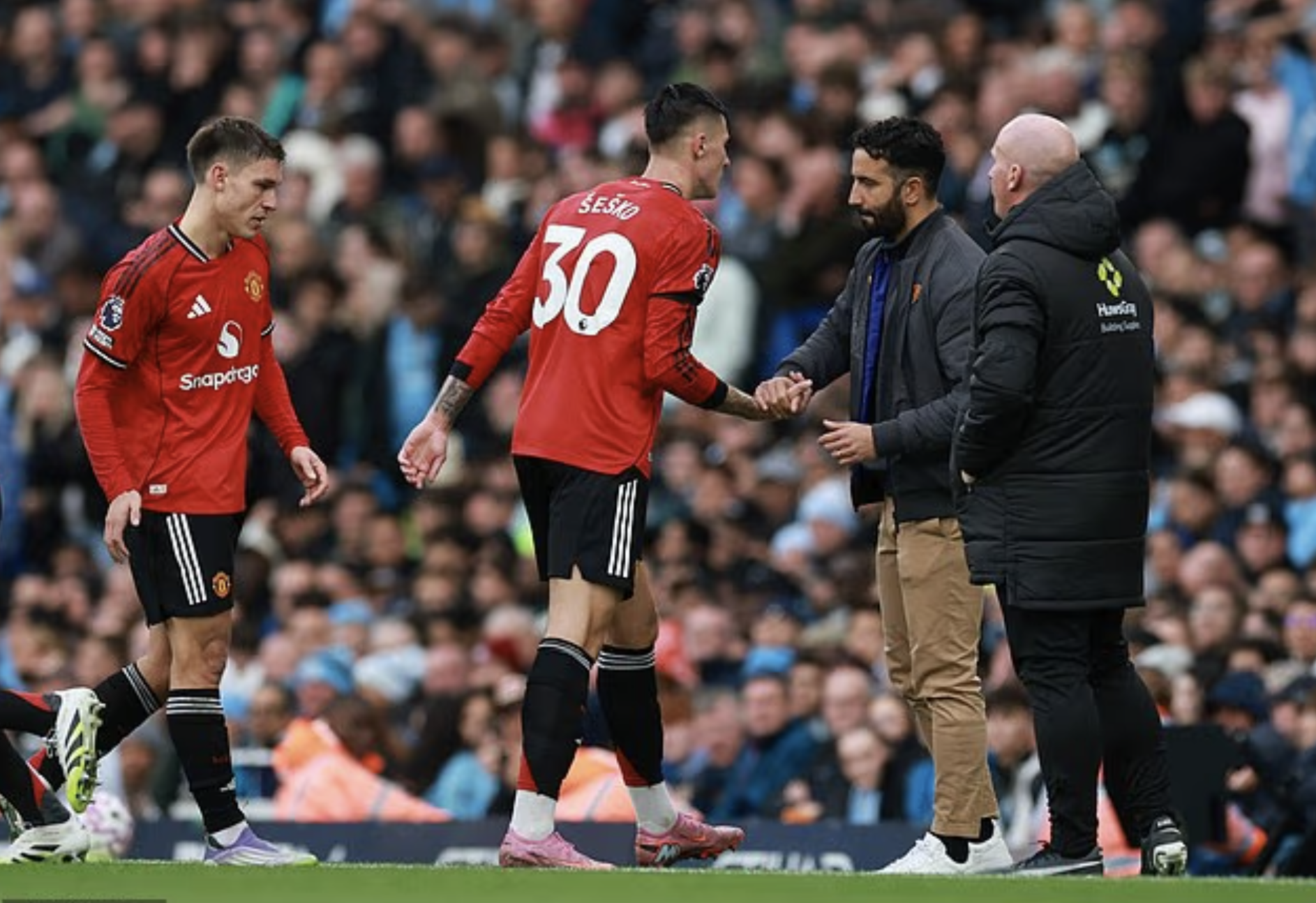Haaland hủy diệt trận derby Manchester, Amorim kh&oacute; giữ ghế ở Man United - Ảnh 6.