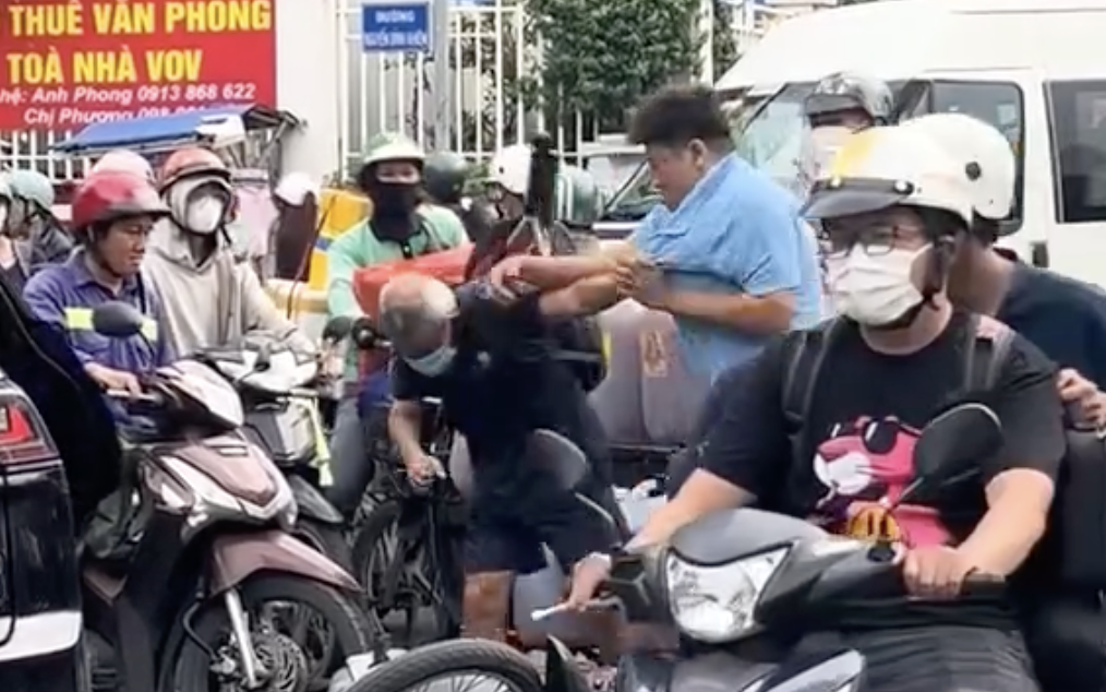 Đã xác định được người đàn ông đánh cụ ông ở giao lộ trung tâm TP HCM
