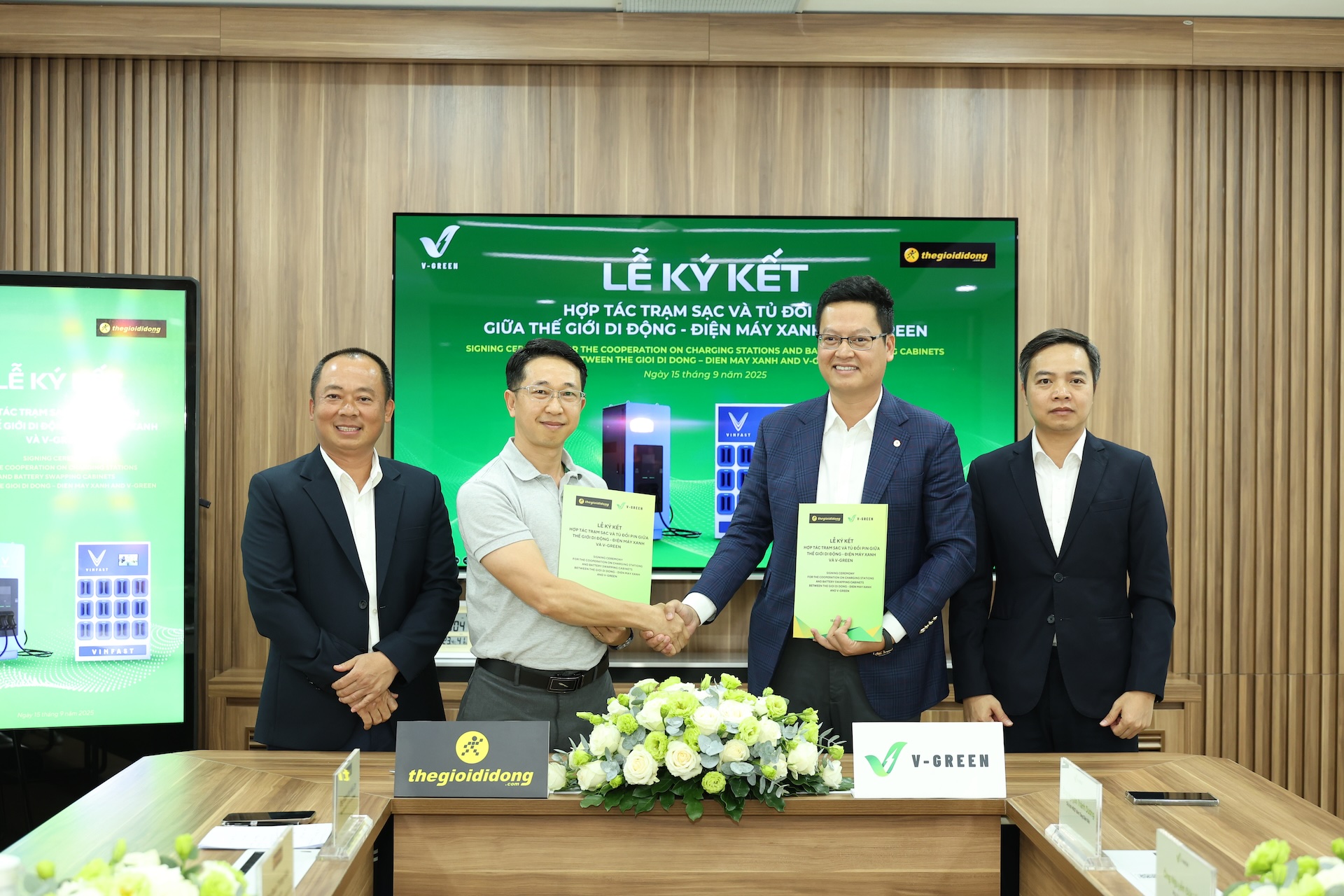 C&ocirc;ng ty của &ocirc;ng Phạm Nhật Vượng "bắt tay" Thế Giới Di Động mở 2.000 trạm sạc, đổi pin xe điện- Ảnh 1.