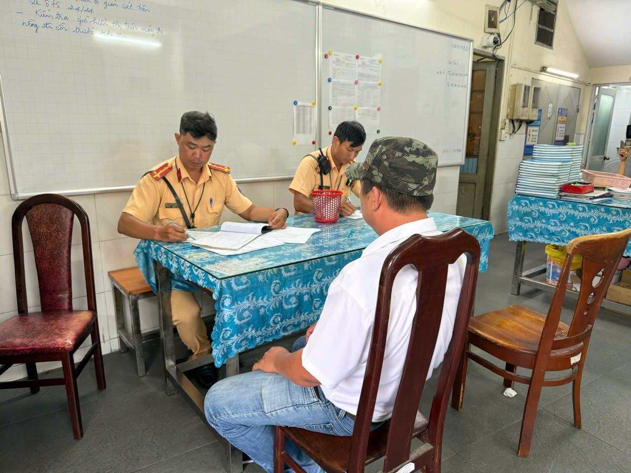 T&igrave;m ra t&agrave;i xế xe kh&aacute;ch "l&agrave;m liều" ở giao lộ trung t&acirc;m TP HCM- Ảnh 1.