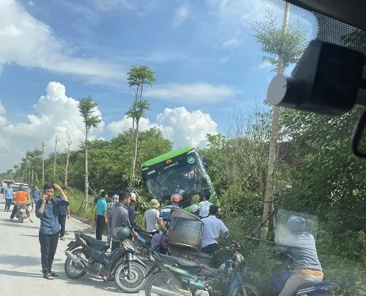 T&ocirc;ng v&agrave;o xe bồn tưới c&acirc;y tại l&agrave;n ngo&agrave;i c&ugrave;ng b&ecirc;n tr&aacute;i, xe limousine biến dạng, nhiều người bị thương- Ảnh 2.