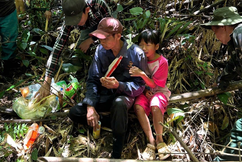 Hai con nhỏ tìm người cứu cha đi lạc trong rừng ở Lâm Đồng - Ảnh 1.