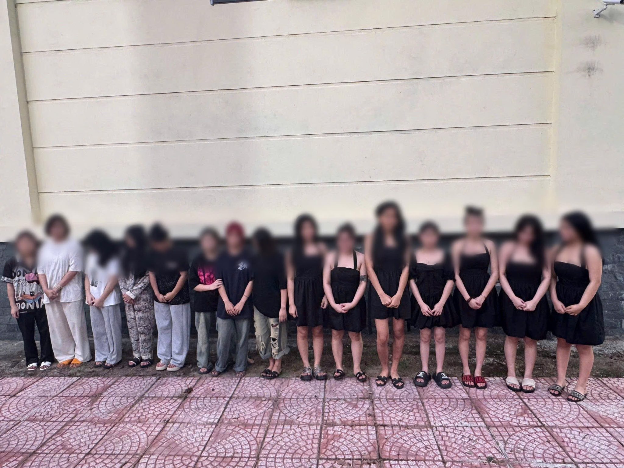 Qu&aacute;n karaoke chứa mại d&acirc;m v&agrave; ma t&uacute;y tại Ph&uacute; Thọ bị triệt ph&aacute; - Ảnh 2.