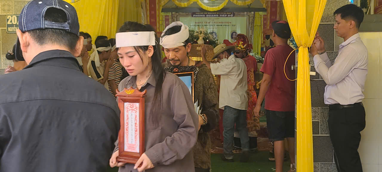 D&ograve;ng người tiễn biệt 3 nạn nh&acirc;n trong vụ thảm &aacute;n ở Đắk Lắk- Ảnh 1.