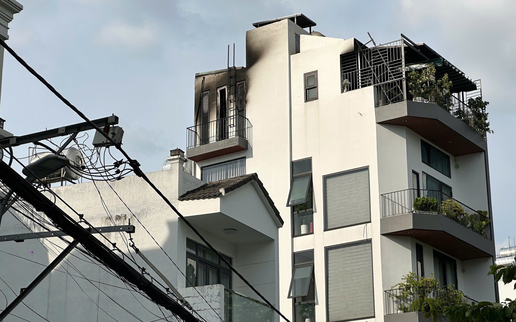 Cháy ngôi nhà 5 tầng ở phường An Nhơn, TP HCM