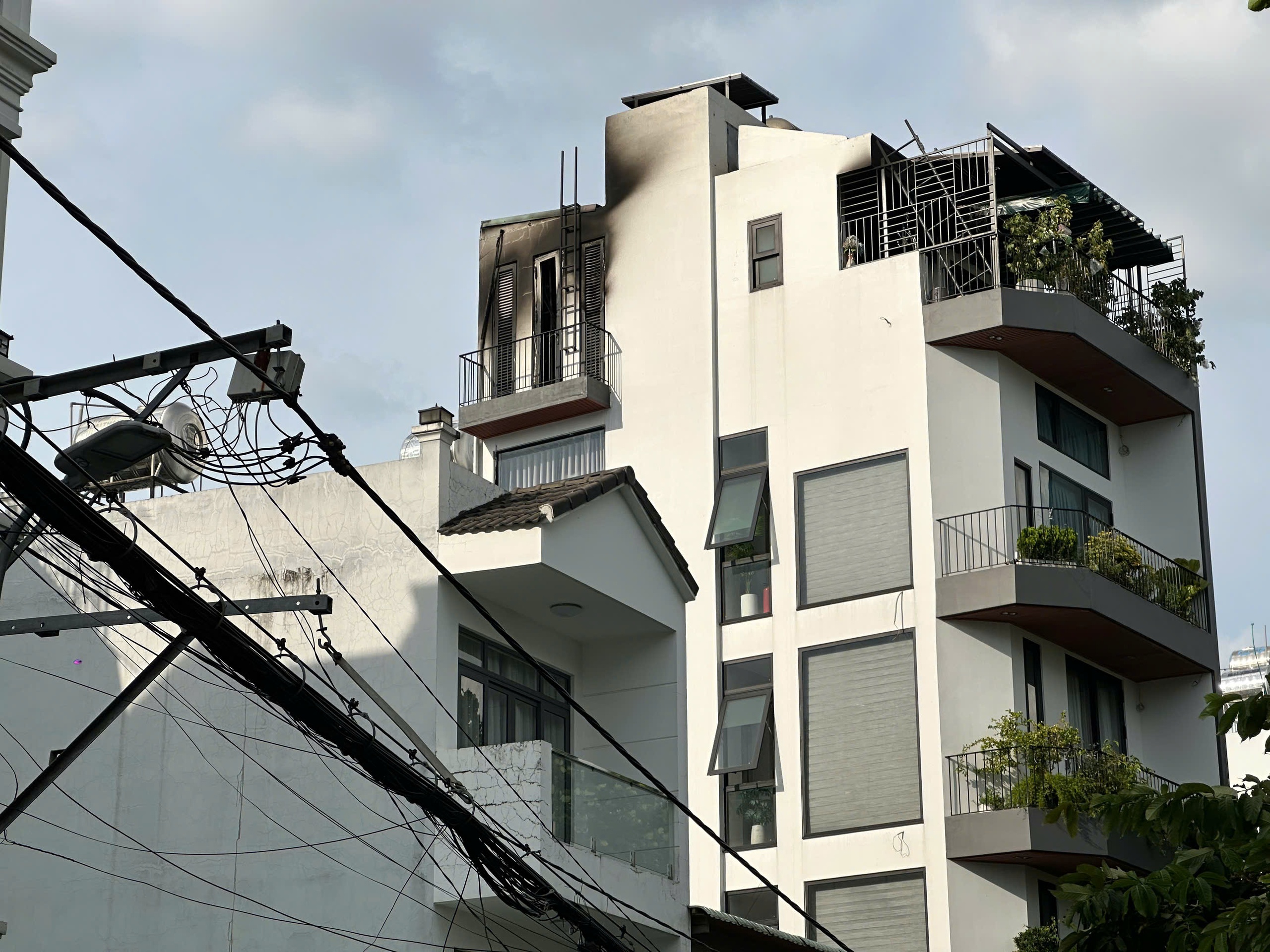 Cháy ngôi nhà 5 tầng ở phường An Nhơn, TP HCM- Ảnh 1.