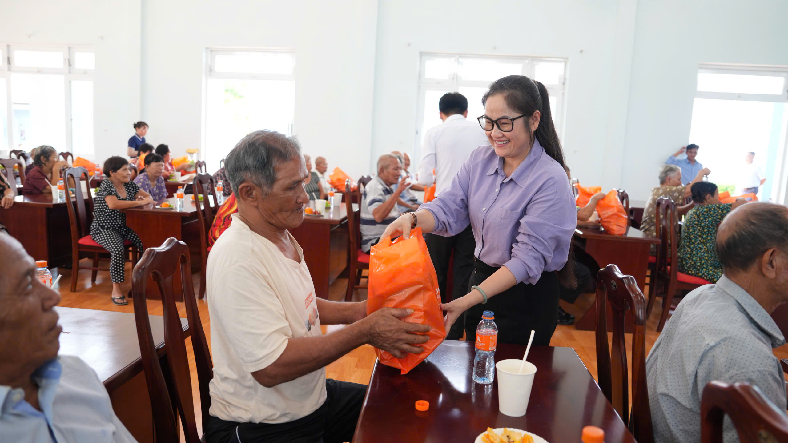 Lan tỏa yêu thương đến gần 1.000 cụ già neo đơn mùa Vu Lan- Ảnh 19.