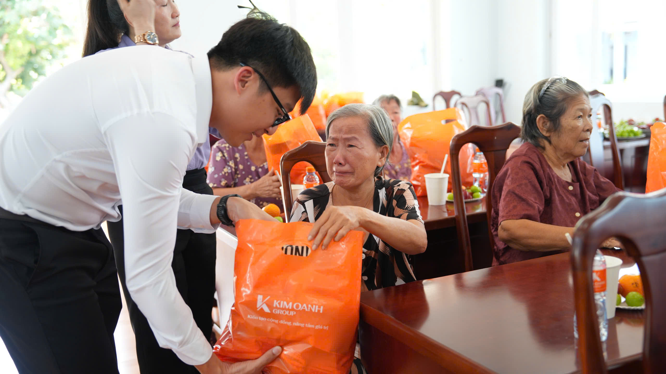 Lan tỏa yêu thương đến gần 1.000 cụ già neo đơn mùa Vu Lan- Ảnh 18.
