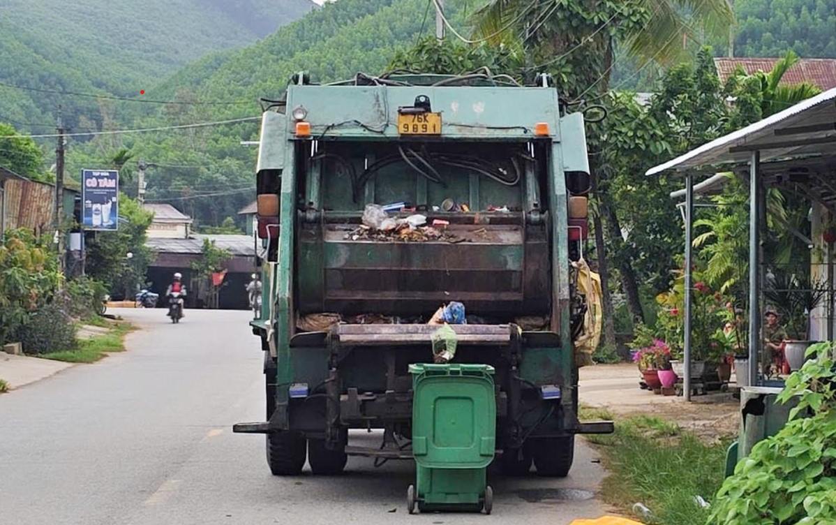 Ph&aacute;t hiện thi thể trẻ sơ sinh trong th&ugrave;ng r&aacute;c - Ảnh 1.