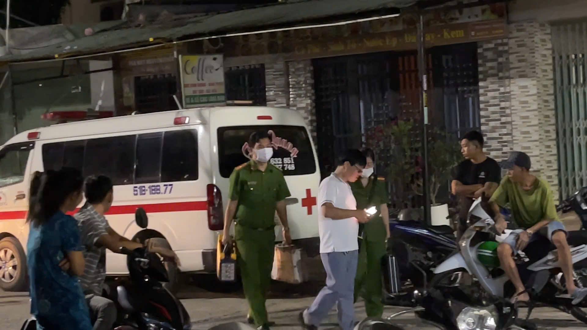 Sau tiếng gào khóc của trẻ con, người dân phát hiện 2 vợ chồng tử vong trong phòng trọ ở TP HCM - Ảnh 1.