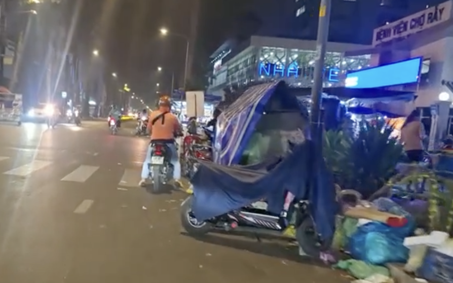 Làm cách nào dẹp nạn hàng rong bát nháo trước các bệnh viện ở TP HCM?