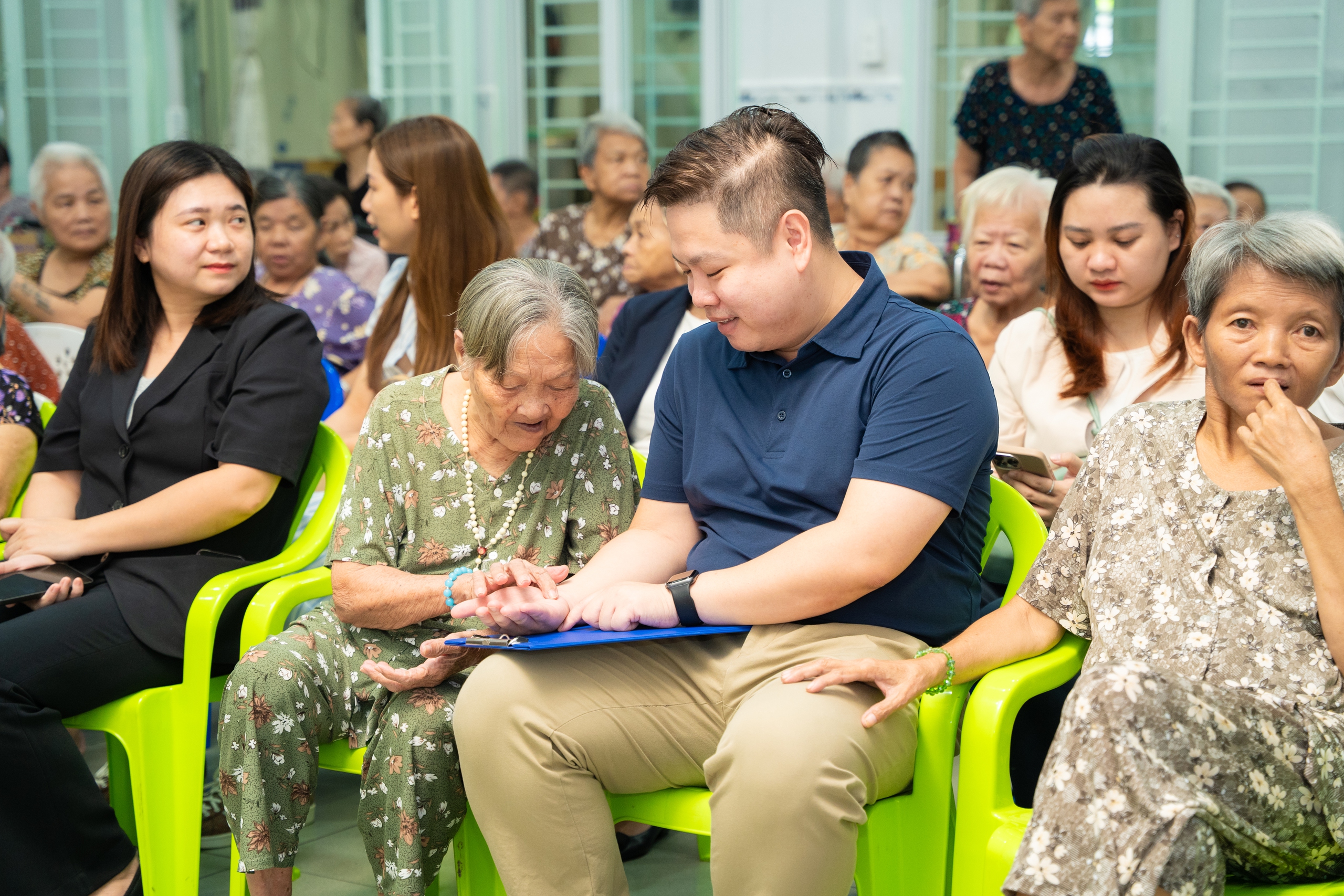 Lan tỏa yêu thương đến gần 1.000 cụ già neo đơn mùa Vu Lan- Ảnh 14.