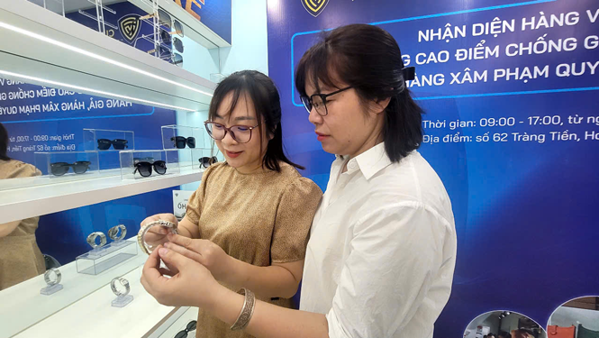 Tổng lực chống h&agrave;ng giả , h&agrave;ng nh&aacute;i: H&agrave;nh động quyết liệt từ lực lượng quản l&yacute; thị trường - Ảnh 1.