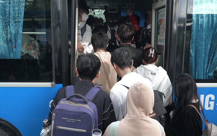 Xe bu&yacute;t 60-5 &ldquo;cứu nguy&rdquo; sinh vi&ecirc;n KTX khu B - Ảnh 3.