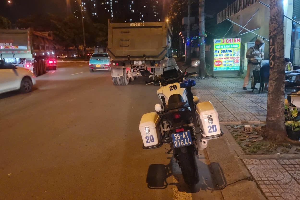 CSGT TP HCM phạt h&agrave;ng loạt xe tải, xe đầu k&eacute;o v&igrave; một lỗi nghi&ecirc;m trọng- Ảnh 1.