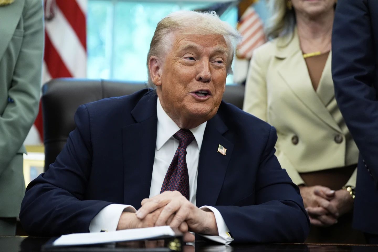 Tổng thống Donald Trump kiện New York Times, đ&ograve;i bồi thường 15 tỉ USD- Ảnh 1.