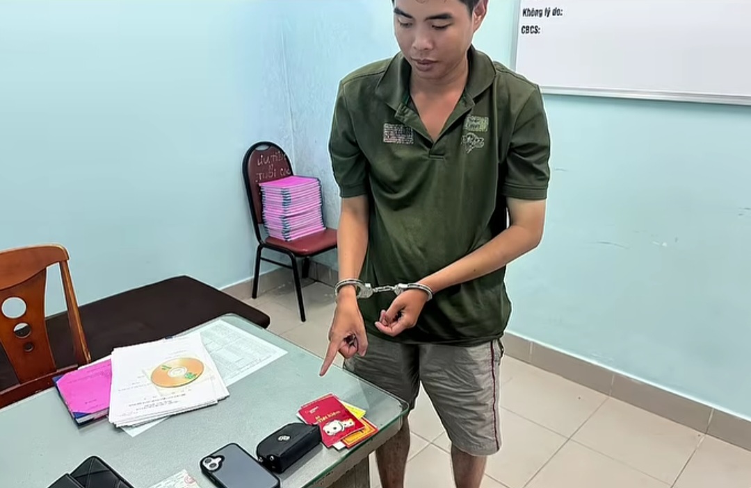 Bắt kẻ bị cạy cốp xe người phụ nữ trước cổng trường tiểu học ở TP HCM- Ảnh 1.
