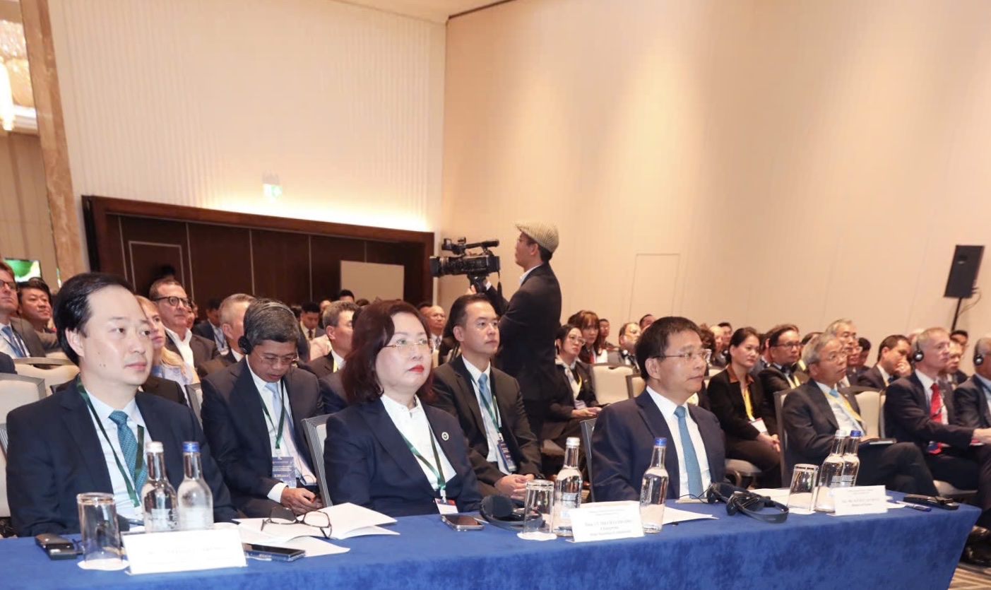 Việt Nam phát triển thị trường chứng khoán minh bạch và bền vững tại Vương quốc Anh - Ảnh 1.