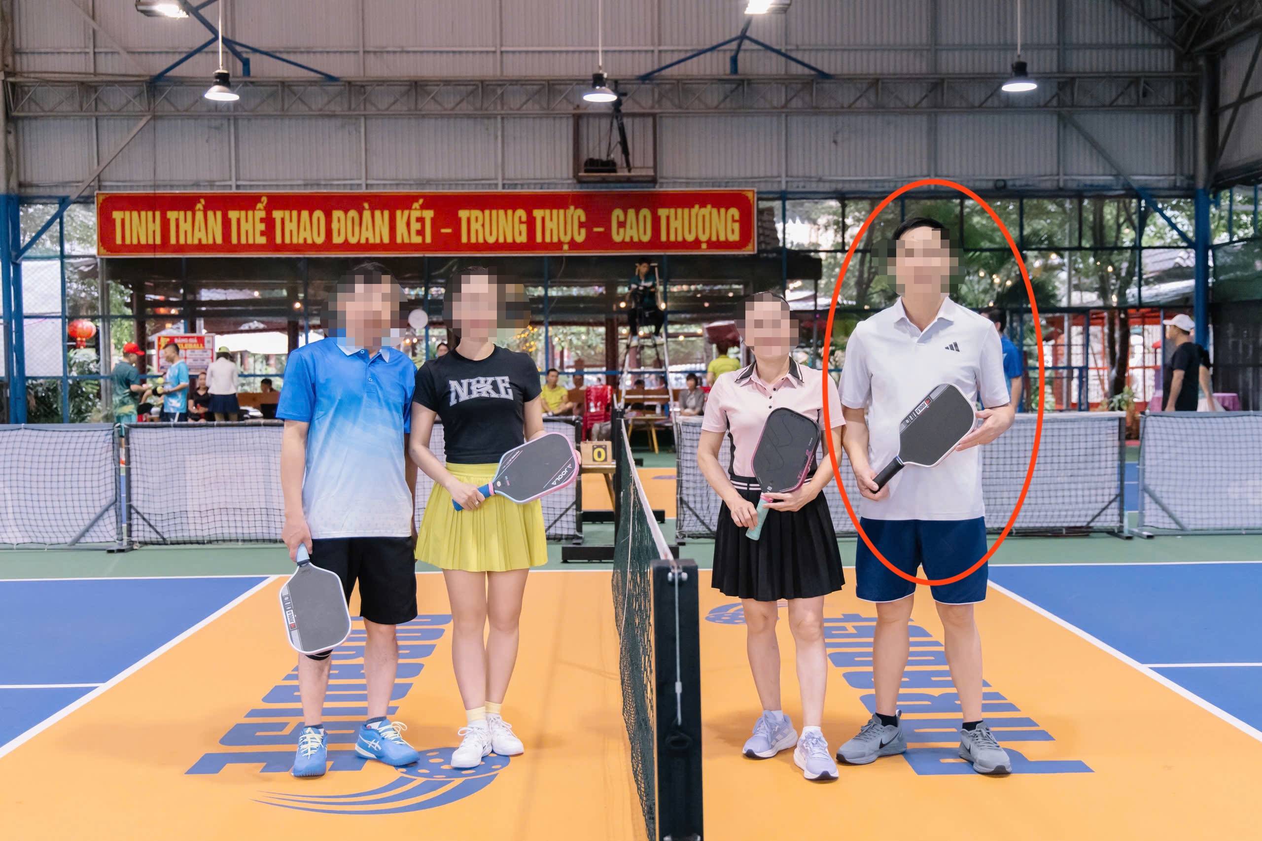 B&iacute; thư x&atilde; Bờ Ngoong bị tố nghỉ học bồi dưỡng để tham gia giải Pickleball t&igrave;nh y&ecirc;u u 90 + - Ảnh 1.
