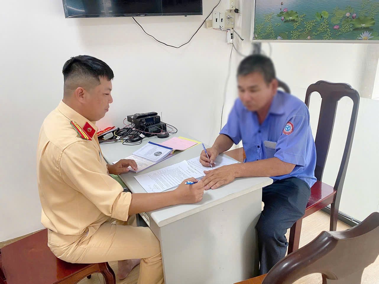 Xử phạt t&agrave;i xế vượt ẩu tr&ecirc;n Quốc lộ 20 ở Đồng Nai: H&agrave;nh động kịp thời Từ CSGT - Ảnh 1.
