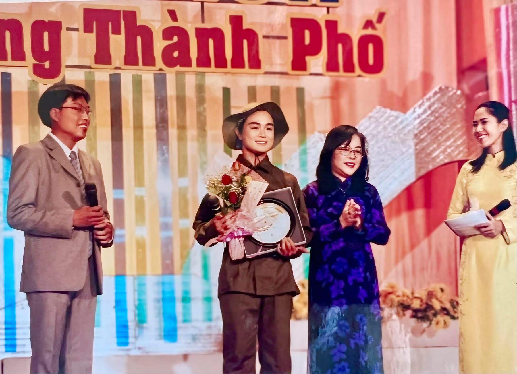 Nghệ sĩ tiếc thương Nh&agrave; b&aacute;o Nguyễn Thị Hằng Nga &ndash; "Nữ thuyền trưởng" tận tụy với giải Mai V&agrave;ng - Ảnh 3.