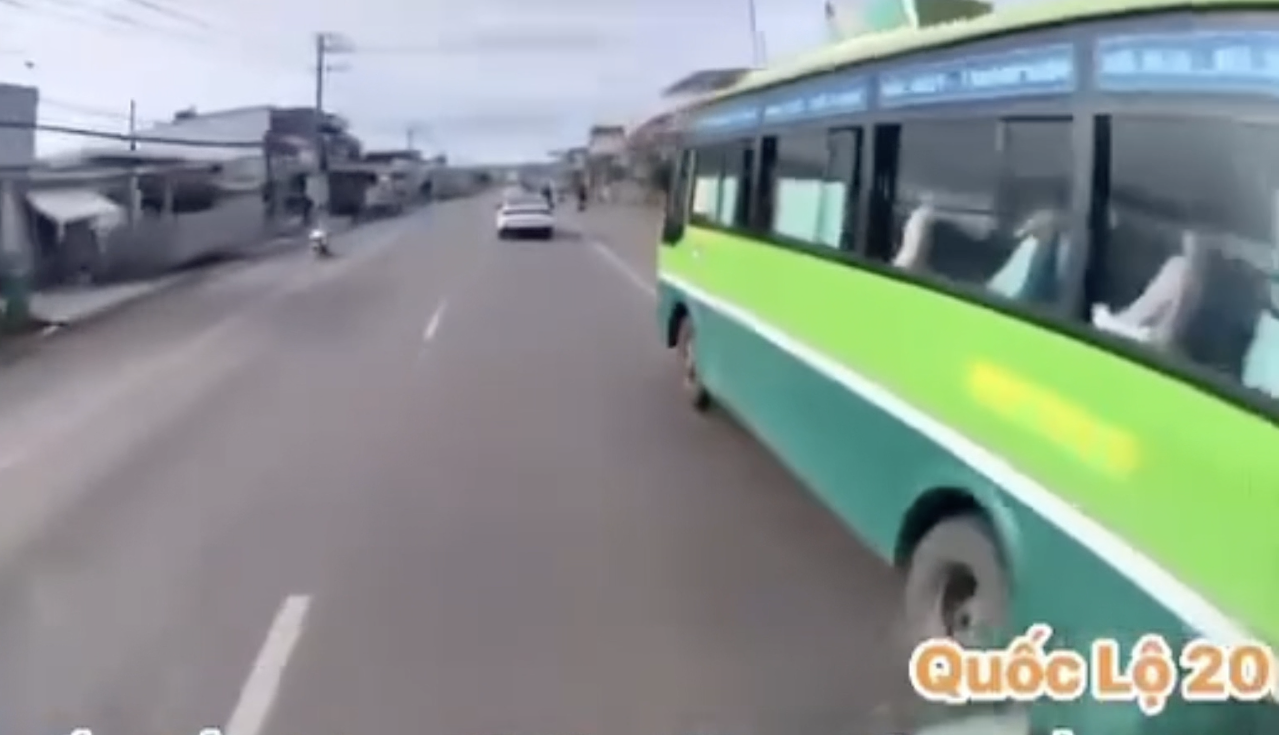 CLIP: Xe buýt “vượt ẩu” trên Quốc lộ 20, Đồng Nai- Ảnh 1.