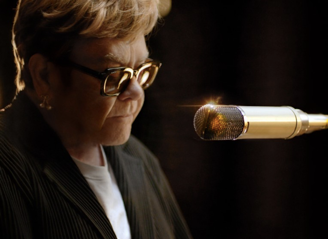 Danh ca Elton John tiết lộ mối li&ecirc;n kết s&acirc;u sắc v&agrave; bền vững với v&agrave;ng - Ảnh 1.
