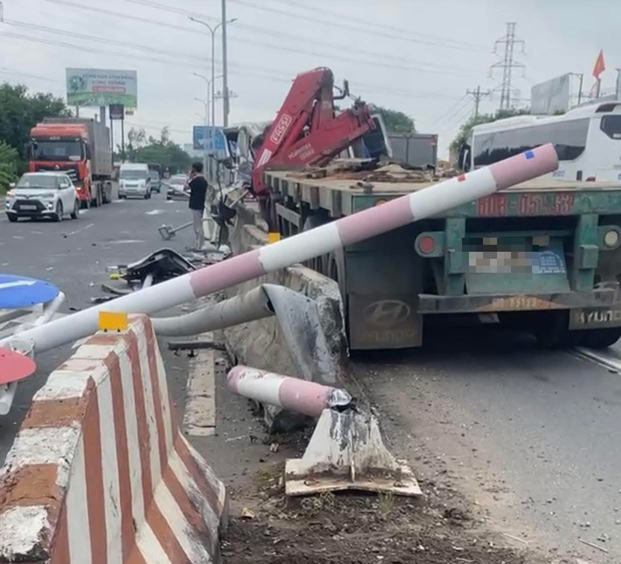 &Ocirc; t&ocirc; đầu k&eacute;o b&eacute;p d&iacute; sau c&uacute; t&ocirc;ng v&agrave;o dải ph&acirc;n c&aacute;ch tr&ecirc;n Quốc lộ 51 - Ảnh 2.