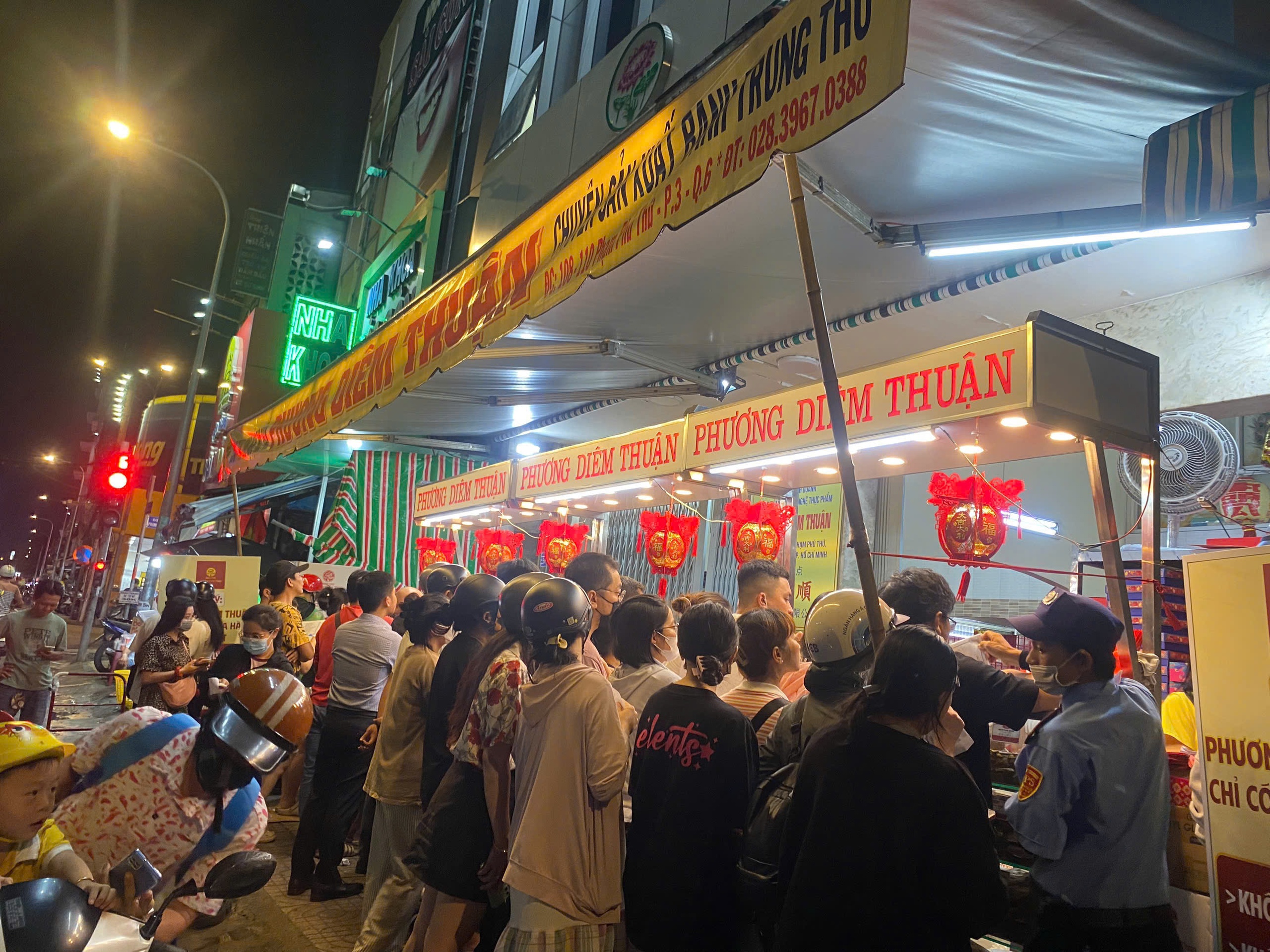 Đ&ocirc;ng nghẹt người xếp h&agrave;ng mua b&aacute;nh Trung thu ở tiệm b&aacute;nh Phương Di&ecirc;m Thuận - Ảnh 2.