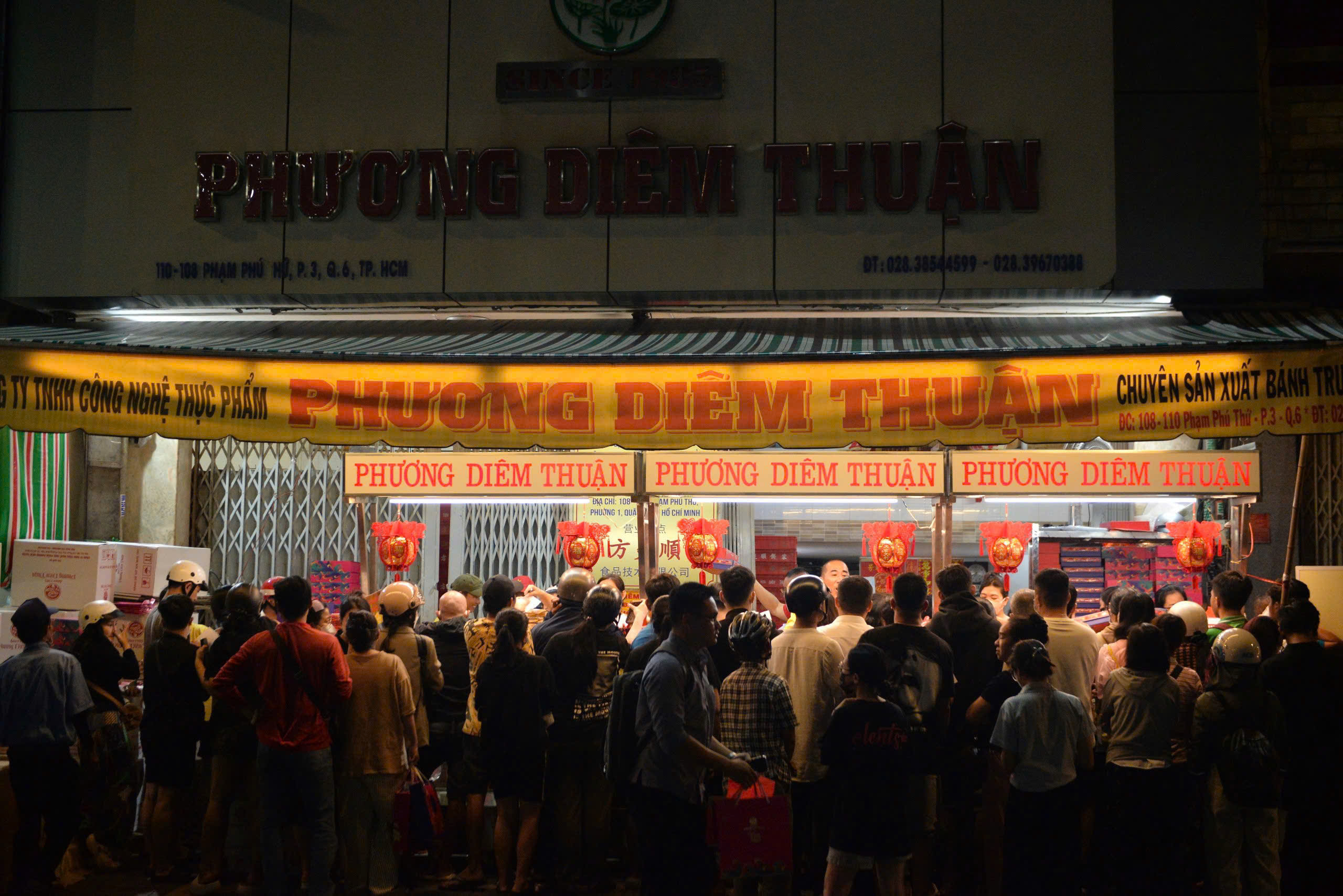 Đ&ocirc;ng nghẹt người xếp h&agrave;ng mua b&aacute;nh Trung thu ở tiệm b&aacute;nh Phương Di&ecirc;m Thuận - Ảnh 1.