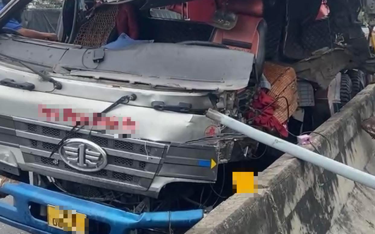 Hiện trường xe đầu kéo bẹp dí sau cú tông vào dải phân cách trên Quốc lộ 51