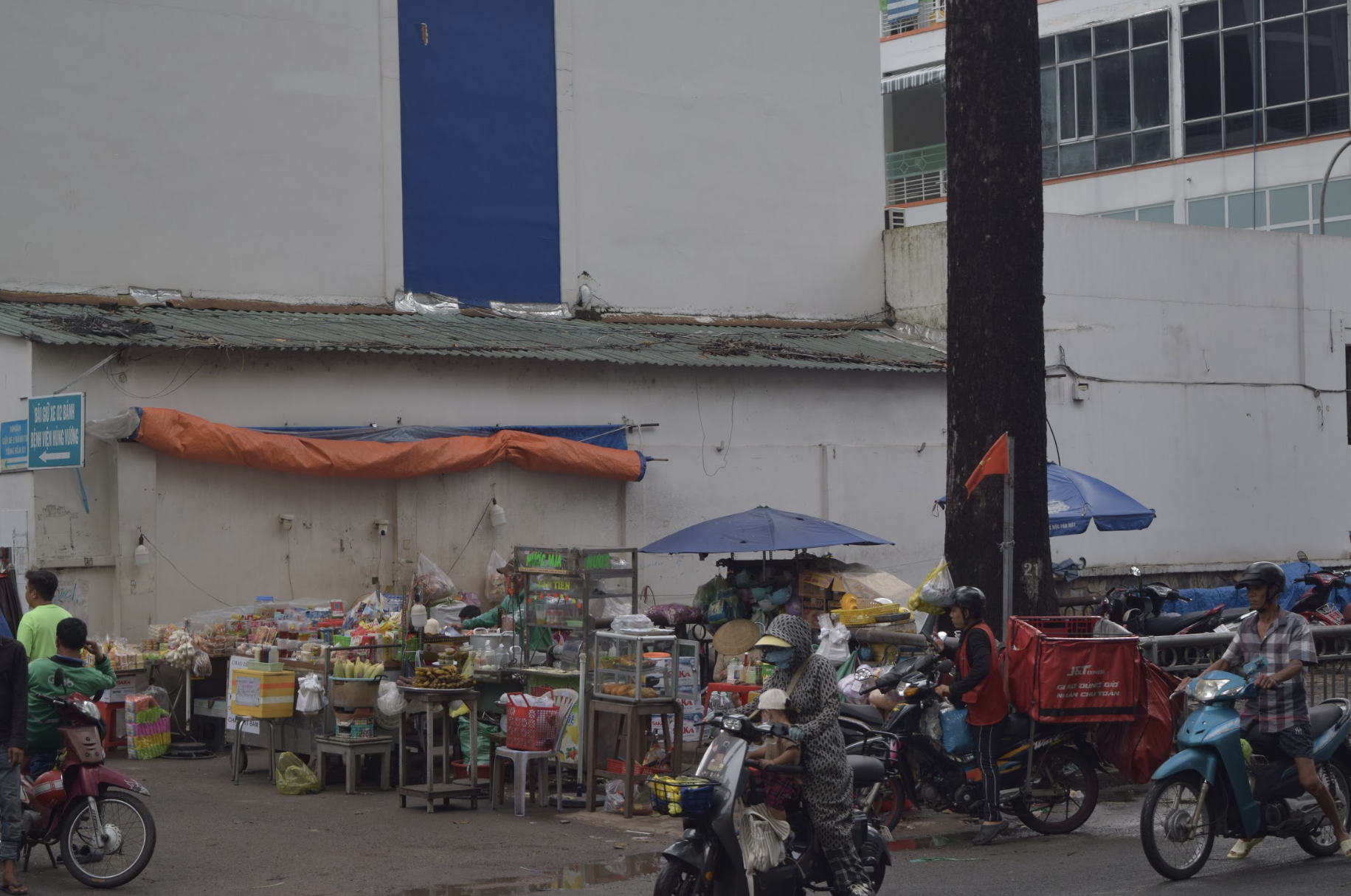 Cảnh hàng rong bủa vây các bệnh viện lớn ở TP HCM - Ảnh 7.