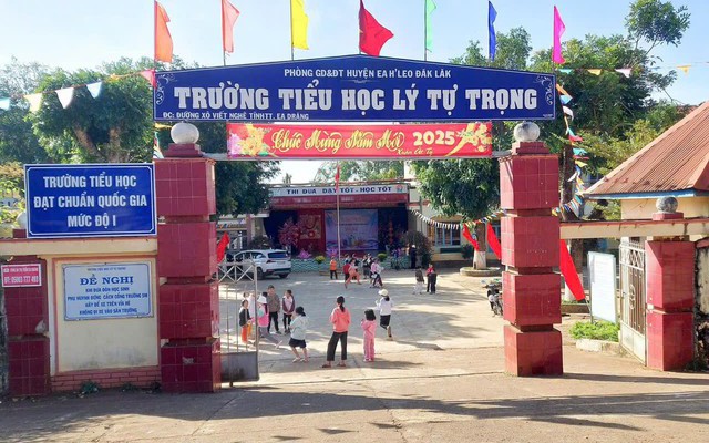 Xử lý trách nhiệm vụ trường buộc học sinh mặc 3 loại đồng phục trong tuần