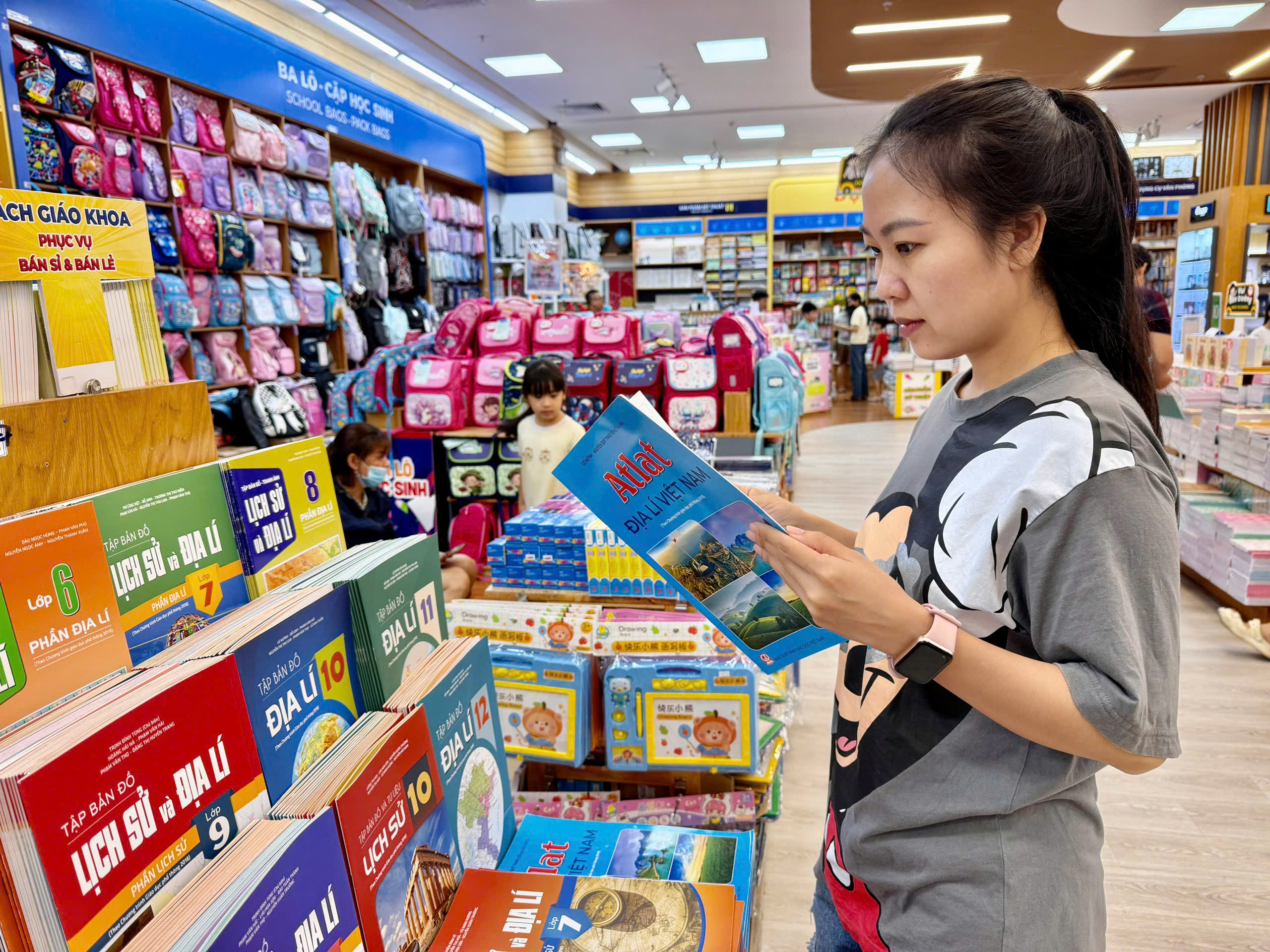 Mời bạn đọc hiến kế &ldquo;L&agrave;m thế n&agrave;o để sớm c&oacute; một bộ s&aacute;ch gi&aacute;o khoa thống nhất?&rdquo; - Ảnh 1.