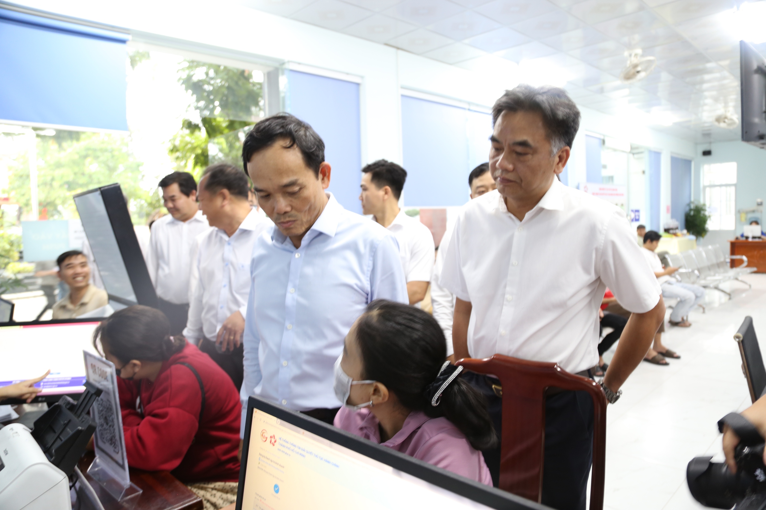 Bí thư Thành ủy TP HCM Trần Lưu Quang khảo sát Trung tâm Phục vụ hành chính công bình Dương - Ảnh 8.