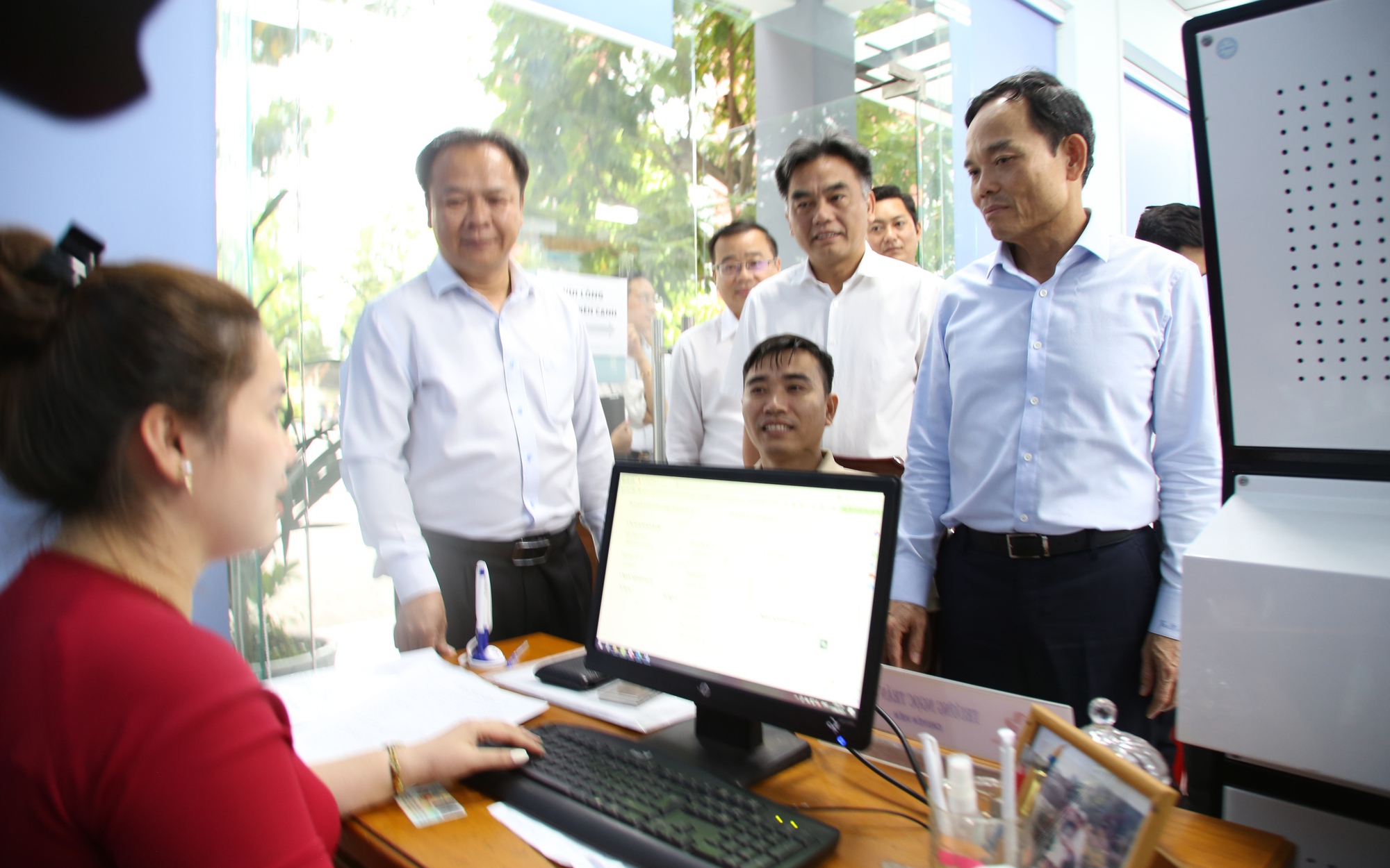 Bí thư Thành ủy TP HCM Trần Lưu Quang khảo sát Trung tâm Phục vụ hành chính công phường Bình Dương