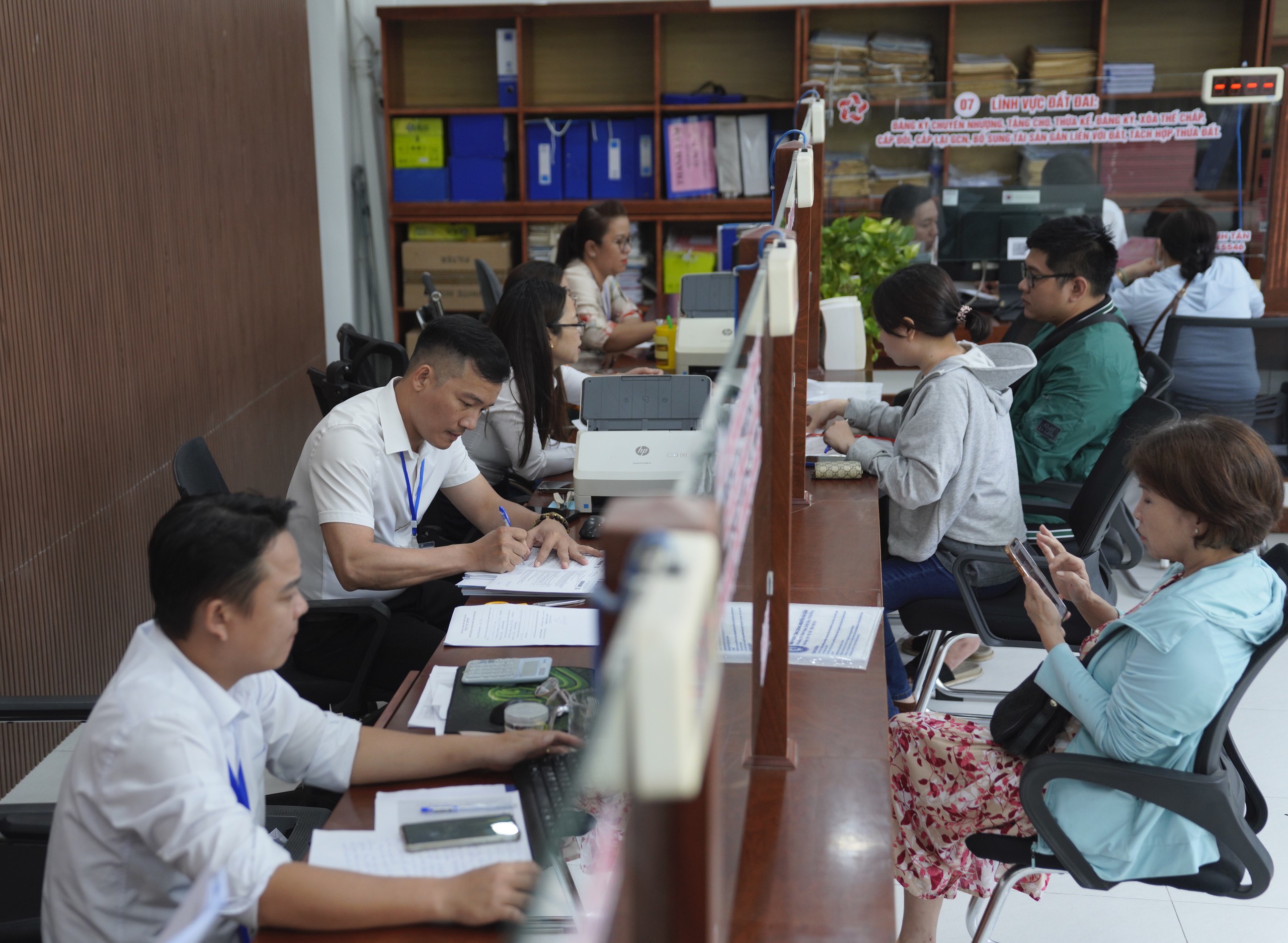 Đ&agrave; Nẵng biệt ph&aacute;i c&aacute;n bộ từ sở về x&atilde; hỗ trợ giải quyết thủ tục đất đai- Ảnh 1.