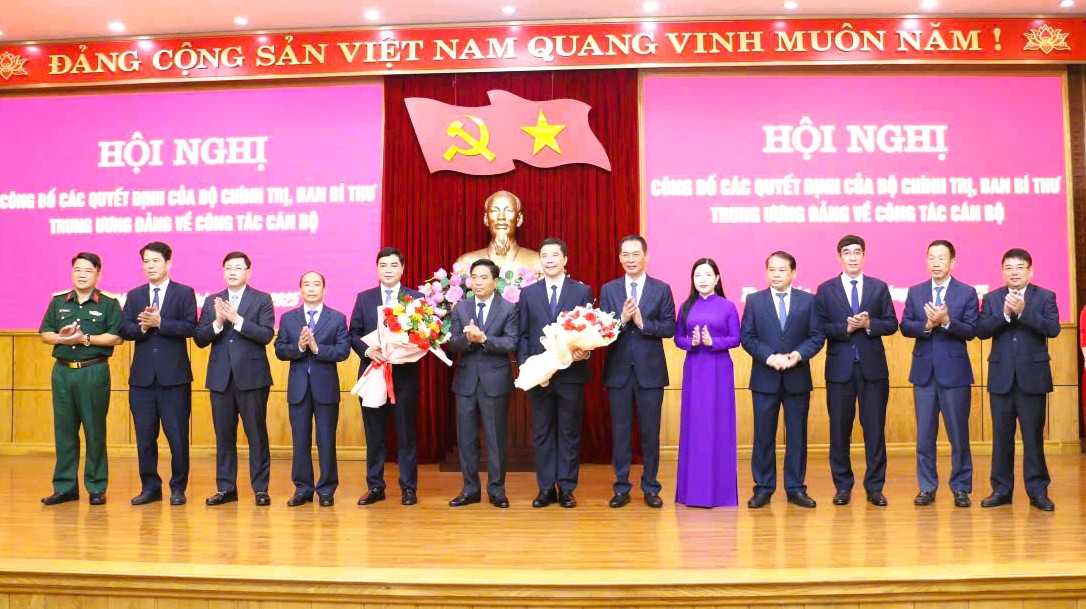 C&ocirc;ng bố quyết định của Bộ Ch&iacute;nh trị về c&ocirc;ng t&aacute;c c&aacute;n bộ tại Thanh H&oacute;a- Ảnh 3.