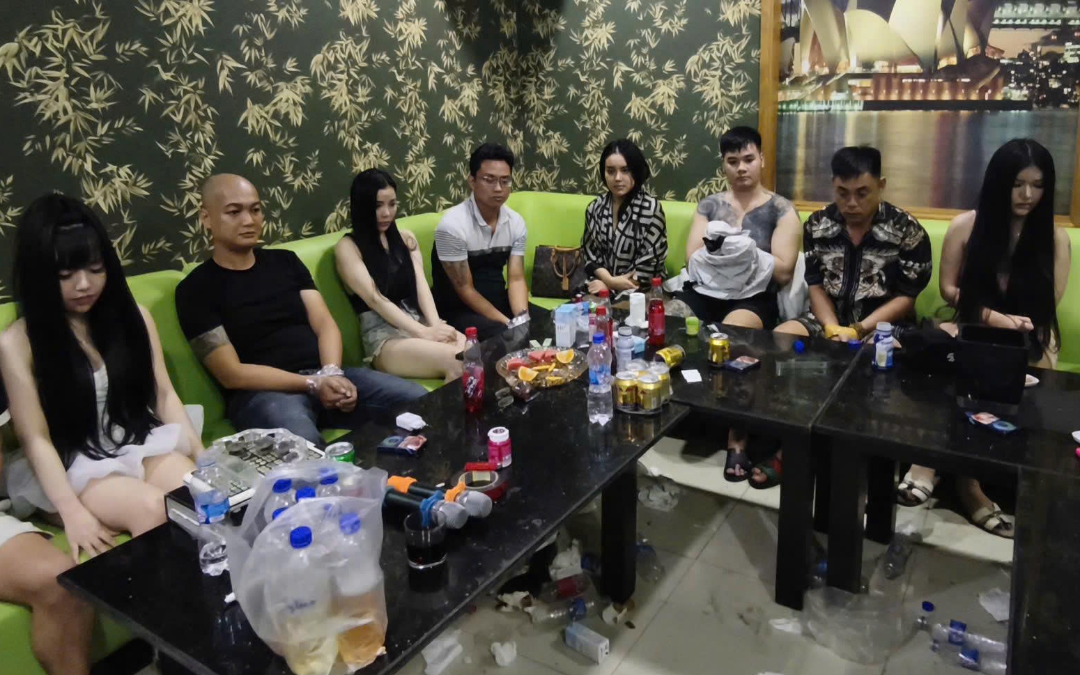 Nhóm nam nữ làm điều phạm pháp bên trong quán karaoke tại Đà Nẵng