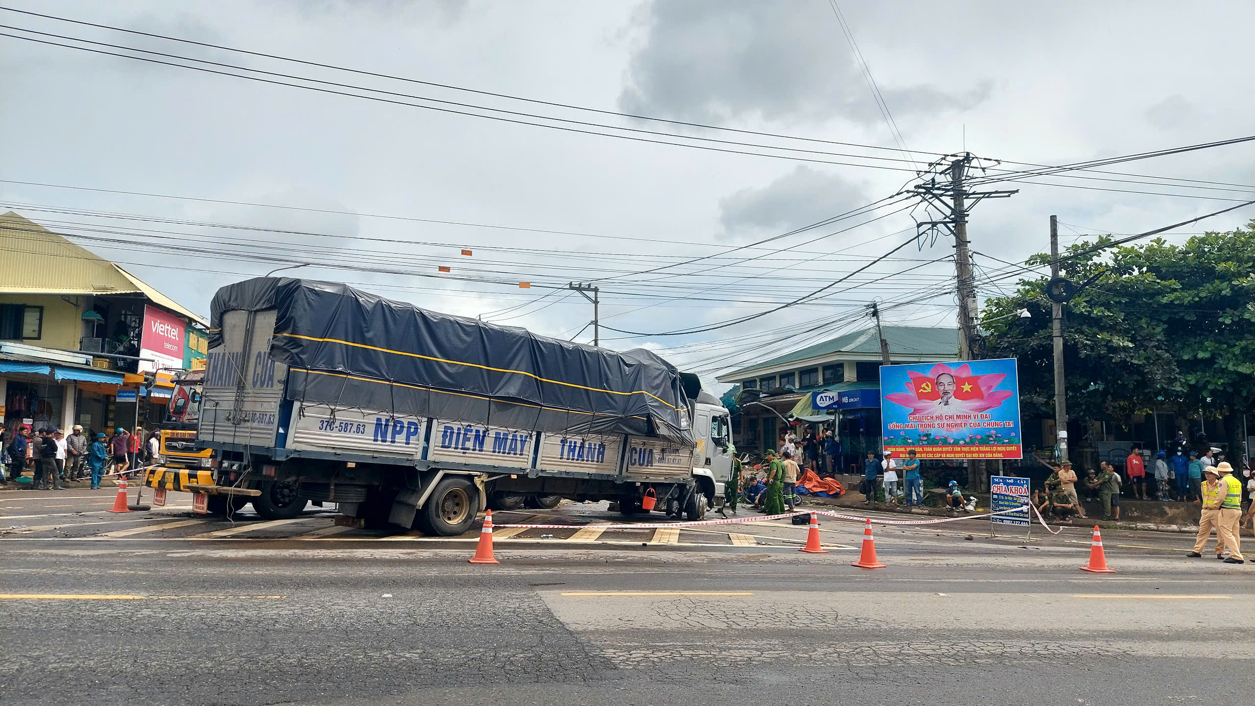Vụ xe tải lao v&agrave;o chợ: Khởi tố, bắt giam t&agrave;i xế - Ảnh 1.