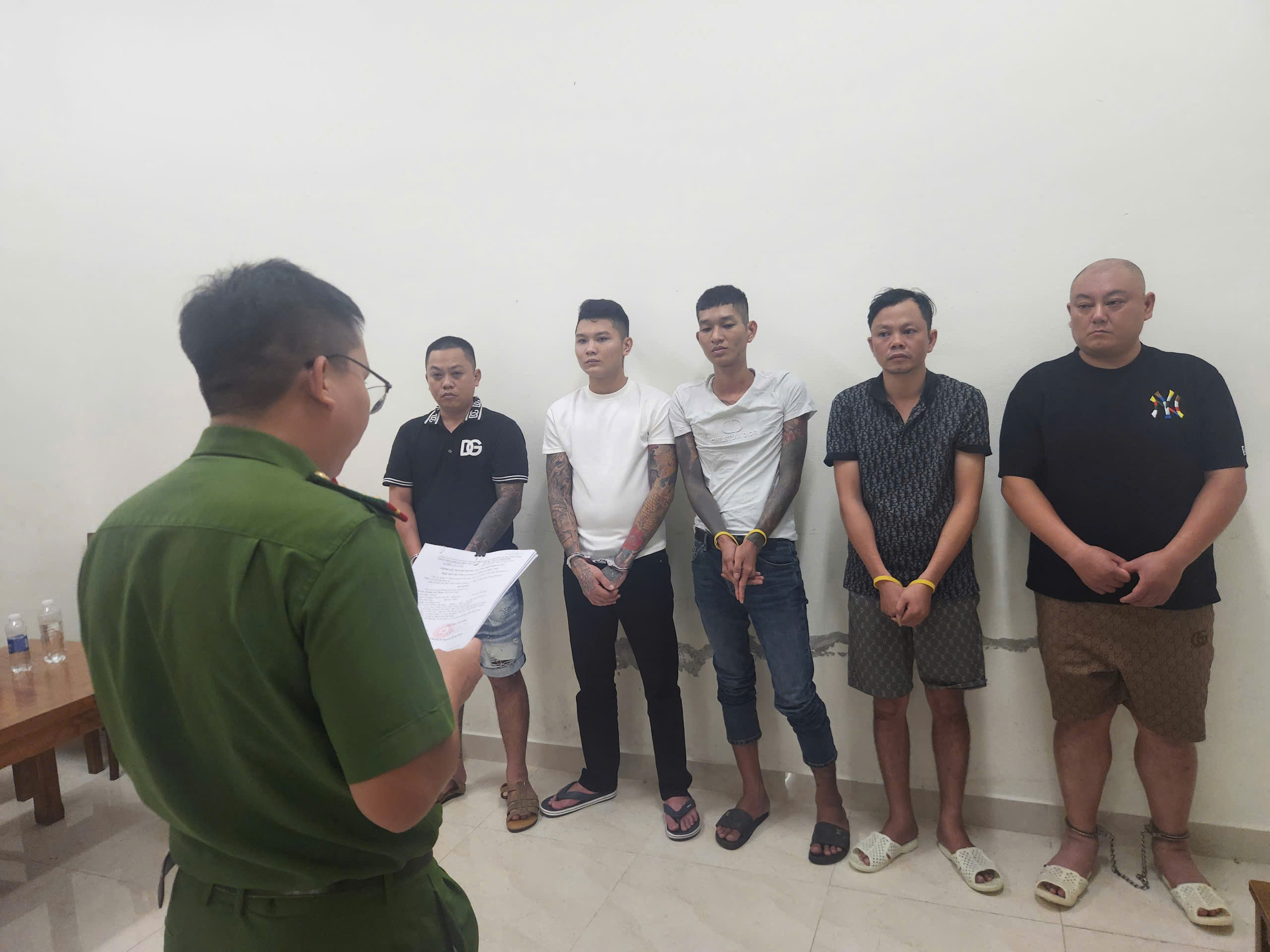 Nh&oacute;m người lạ mặt khống chế người đ&agrave;n &ocirc;ng Trung Quốc đưa khỏi casino ở Đ&agrave; Nẵng- Ảnh 1.