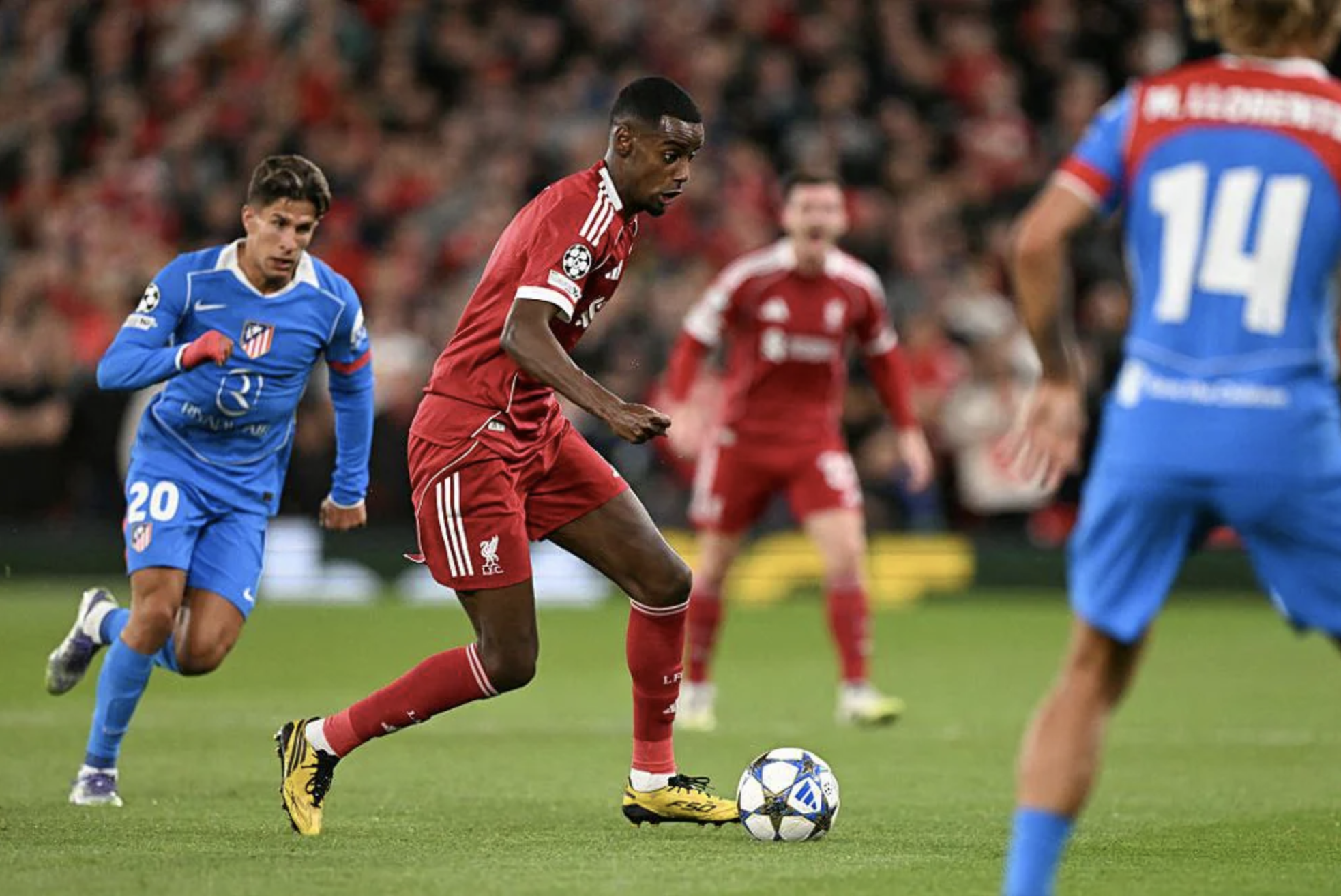 Nghẹt thở b&agrave;n quyết định ph&uacute;t 90+2, Liverpool tho&aacute;t hiểm tại s&acirc;n nh&agrave; Anfield - Ảnh 1.