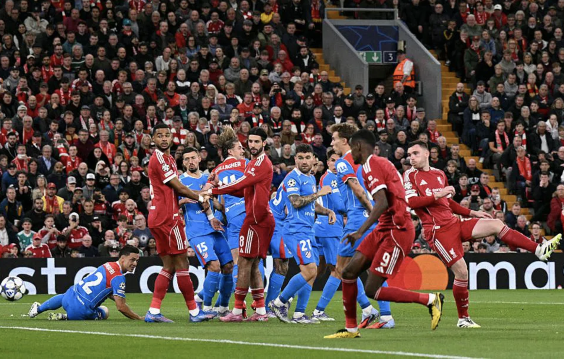 Nghẹt thở b&agrave;n quyết định ph&uacute;t 90+2, Liverpool tho&aacute;t hiểm tại s&acirc;n nh&agrave; Anfield - Ảnh 2.