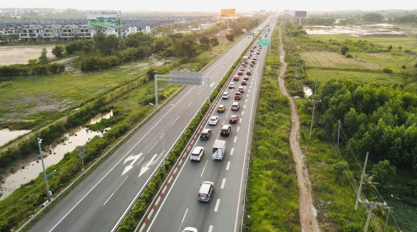 Ô tô khách 29 chỗ không đi vào làn 1 cao tốc 2 làn xe theo quy định mới - Ảnh 1.