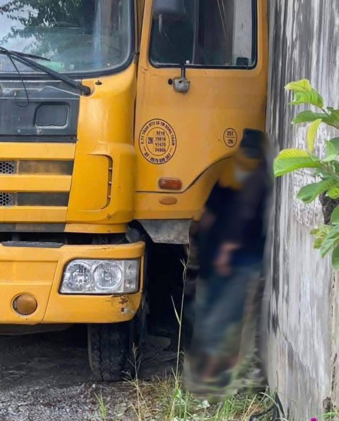 T&agrave;i xế bị xe tải m&igrave;nh vừa điều khiển &eacute;p tử vong- Ảnh 1.