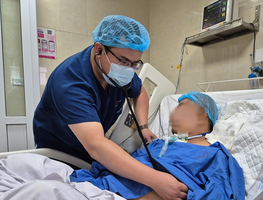 Thứ trưởng Bộ Y tế cứu người đ&agrave;n &ocirc;ng gặp tai nạn tr&ecirc;n cầu Nhật T&acirc;n- Ảnh 2.