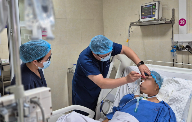 Thứ trưởng Bộ Y tế cứu người đ&agrave;n &ocirc;ng gặp tai nạn tr&ecirc;n cầu Nhật T&acirc;n- Ảnh 1.