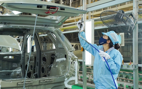 Tiêu thụ ô tô tiến gần mốc 1 triệu xe, nội địa hóa xe lắp ráp vẫn "ì ạch" 10%