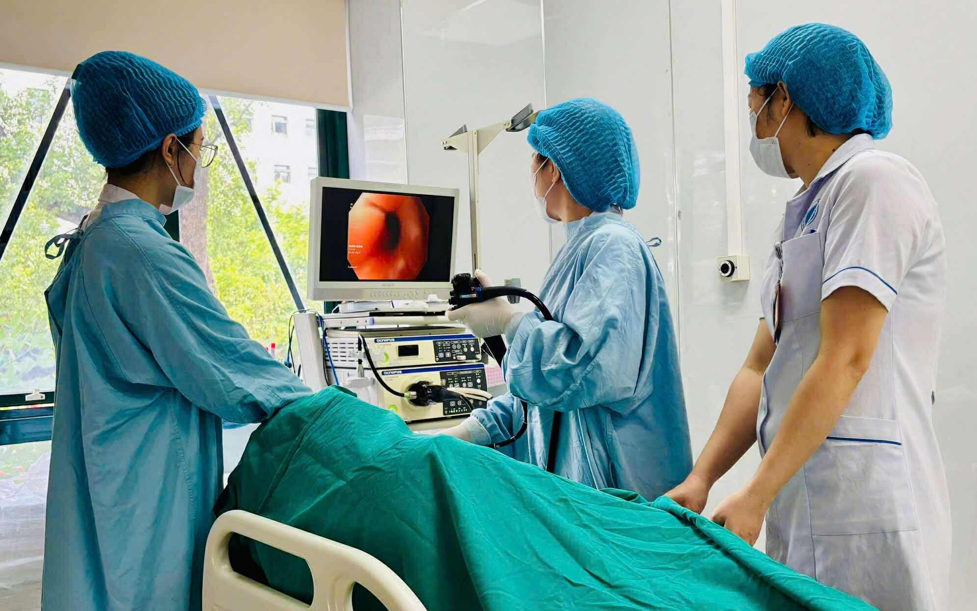 Chảy máu dạ dày vì thói quen thức khuya, xem điện thoại